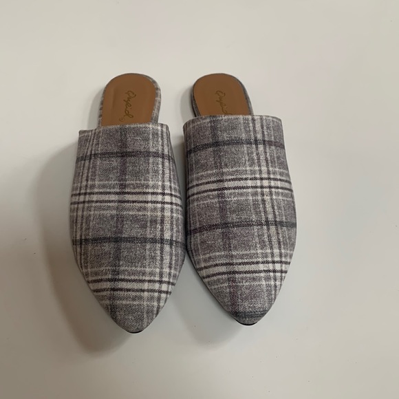⭐️HOST PICK⭐️ [7] Plaid flats - Picture 1 of 11